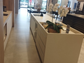 Foto de Casa do Porcelanato FB em Adamantina, SP por Solutudo