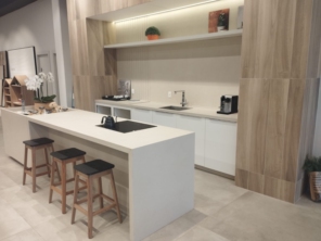 Foto de Casa do Porcelanato FB em Adamantina, SP por Solutudo