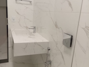 Foto de Casa do Porcelanato FB em Adamantina, SP por Solutudo