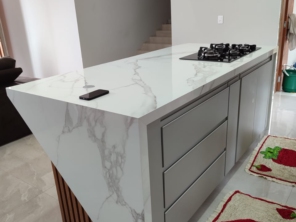 Foto de Casa do Porcelanato FB em Adamantina, SP por Solutudo