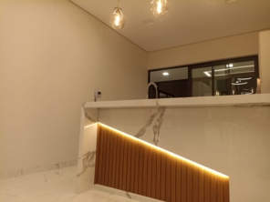 Foto de Casa do Porcelanato FB em Adamantina, SP por Solutudo