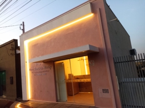 Foto de Casa do Porcelanato FB em Adamantina, SP por Solutudo