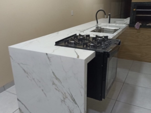 Foto de Casa do Porcelanato FB em Adamantina, SP por Solutudo