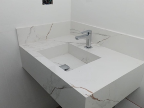 Foto de Casa do Porcelanato FB em Adamantina, SP por Solutudo