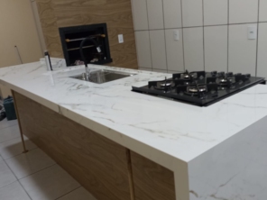 Foto de Casa do Porcelanato FB em Adamantina, SP por Solutudo