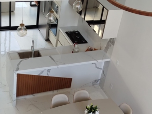 Foto de Casa do Porcelanato FB em Adamantina, SP por Solutudo
