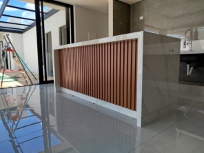 Foto de Casa do Porcelanato FB em Adamantina, SP por Solutudo