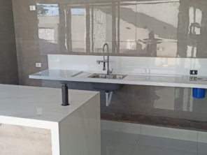 Foto de Casa do Porcelanato FB em Adamantina, SP por Solutudo