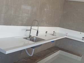Foto de Casa do Porcelanato FB em Adamantina, SP por Solutudo