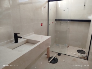Foto de Casa do Porcelanato FB em Adamantina, SP por Solutudo