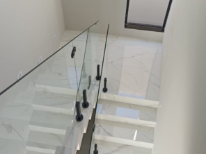 Foto de Casa do Porcelanato FB em Adamantina, SP por Solutudo