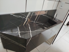 Foto de Casa do Porcelanato FB em Adamantina, SP por Solutudo