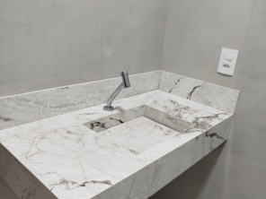 Foto de Casa do Porcelanato FB em Adamantina, SP por Solutudo