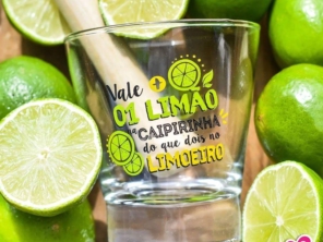 Hoje é dia de happy hour e de muita caipirinha!