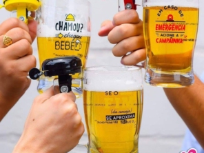 Caneco de chopp com campainha para chamar mais uma rodada pros amigos! Ô ideia boa!