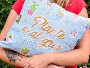 Quem aí é fã de cactos? Essa almofada mal chegou e já é um sucesso! E logo a coleção vai ficar ainda mais completa