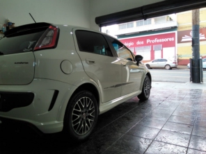 Foto de Esteticar Garagem em Assis, SP por Solutudo