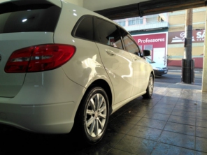 Foto de Esteticar Garagem em Assis, SP por Solutudo