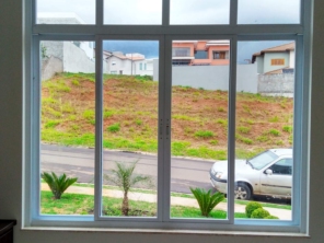 Janela 4Folhas com fechadura no centro e bandeira fixa