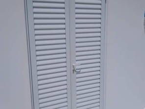 Porta Balcão Veneziana Ventilada