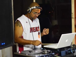 Foto de DJ Adriano Ribeiro em Jundiaí, SP por Solutudo