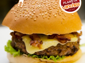 Delicioso Hambúrguer Artesanal com bacon crocante, mussarela e alface!