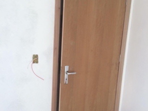 Foto de André Marceneiro, Assentamento de Portas em Botucatu, SP por Solutudo