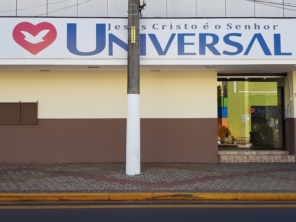 Foto de Igreja Universal em Santa Cruz do Rio Pardo, SP por Solutudo