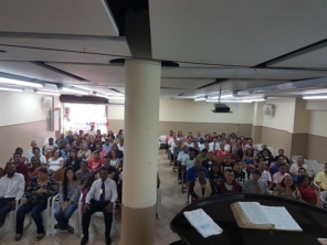 Foto de Igreja Universal em Santa Cruz do Rio Pardo, SP por Solutudo
