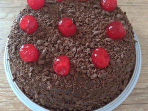 Bolo vulcão, massa de chocolate com brigadeiro tradicional caseiro e cerejas.