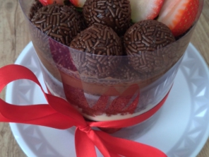 Bolo Naked Cake, massa de chocolate, recheio de brigadeiro com ninho e morangos.