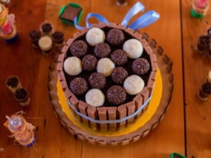 Bolo Naked Cake de KITKAT, recheio de brigadeiro com ninho e massa de chocolate.