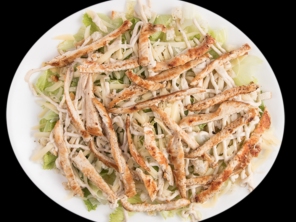 Deliciosa salada com alface americana, filé de frango em tiras, parmesão ralado com o nosso exclusivo molho caeser.
