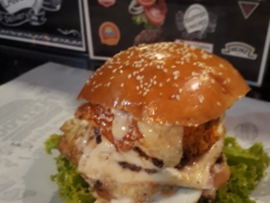 Jeniffer Lanches e Bolos, trabalha com encomendas de bolos e lanches e com novidades de lanches artesanais.

A novidade é nosso Trailer de Lanches  com deliciosos lanches  artesanais. 

Também fazemos deliciosos bolos recheados sob encomenda e pães caseiros. 

Manda um whats para conferir.