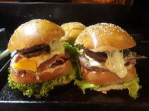 Jeniffer Lanches e Bolos, trabalha com encomendas de bolos e lanches e com novidades de lanches artesanais.

A novidade é nosso Trailer de Lanches  com deliciosos lanches  artesanais. 

Também fazemos deliciosos bolos recheados sob encomenda e pães caseiros. 

Manda um whats para conferir.