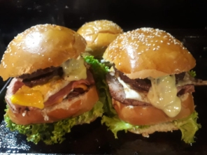 Jeniffer Lanches e Bolos, trabalha com encomendas de bolos e lanches e com novidades de lanches artesanais.

A novidade é nosso Trailer de Lanches  com deliciosos lanches  artesanais. 

Também fazemos deliciosos bolos recheados sob encomenda e pães caseiros. 

Manda um whats para conferir.