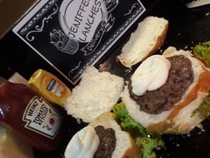 Jeniffer Lanches e Bolos, trabalha com encomendas de bolos e lanches e com novidades de lanches artesanais.

A novidade é nosso Trailer de Lanches  com deliciosos lanches  artesanais. 

Também fazemos deliciosos bolos recheados sob encomenda e pães caseiros. 

Manda um whats para conferir.