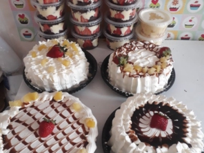 Jeniffer Lanches e Bolos, trabalha com encomendas de bolos e lanches e com novidades de lanches artesanais. 
A novidade é nosso Trailer de Lanches com deliciosos lanches  artesanais. 

Também fazemos deliciosos bolos recheados sob encomenda e pães caseiros.  Manda um whats para conferir.