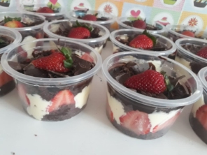 Jeniffer Lanches e Bolos, trabalha com encomendas de bolos e lanches e com novidades de lanches artesanais. 
A novidade é nosso Trailer de Lanches com deliciosos lanches  artesanais. 

Também fazemos deliciosos bolos recheados sob encomenda e pães caseiros.  Manda um whats para conferir.