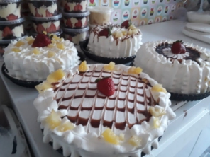 Jeniffer Lanches e Bolos, trabalha com encomendas de bolos e lanches e com novidades de lanches artesanais. 
A novidade é nosso Trailer de Lanches com deliciosos lanches  artesanais. 

Também fazemos deliciosos bolos recheados sob encomenda e pães caseiros.  Manda um whats para conferir.