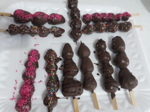 Jeniffer Lanches e Bolos, trabalha com encomendas de bolos e lanches e com novidades de lanches artesanais. 
A novidade é nosso Trailer de Lanches com deliciosos lanches  artesanais. 

Também fazemos deliciosos bolos recheados sob encomenda e pães caseiros.  Manda um whats para conferir.