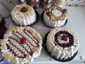 Jeniffer Lanches e Bolos, trabalha com encomendas de bolos e lanches e com novidades de lanches artesanais. 
A novidade é nosso Trailer de Lanches com deliciosos lanches  artesanais. 

Também fazemos deliciosos bolos recheados sob encomenda e pães caseiros.  Manda um whats para conferir.