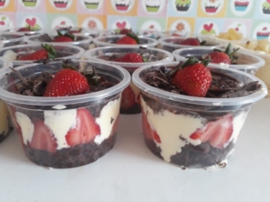 Jeniffer Lanches e Bolos, trabalha com encomendas de bolos e lanches e com novidades de lanches artesanais. 
A novidade é nosso Trailer de Lanches com deliciosos lanches  artesanais. 

Também fazemos deliciosos bolos recheados sob encomenda e pães caseiros.  Manda um whats para conferir.