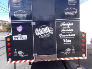 Jeniffer Lanches e Bolos, trabalha com encomendas de bolos e lanches e com novidades de lanches artesanais. A novidade é nosso Trailer de Lanches com deliciosos lanches  artesanais.  Também fazemos deliciosos bolos recheados sob encomenda e pães caseiros.  Manda um whats para conferir.