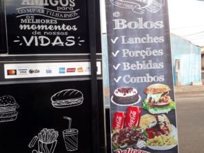 Jeniffer Lanches e Bolos, trabalha com encomendas de bolos e lanches e com novidades de lanches artesanais. A novidade é nosso Trailer de Lanches com deliciosos lanches  artesanais.  Também fazemos deliciosos bolos recheados sob encomenda e pães caseiros.  Manda um whats para conferir.