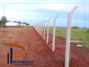 Mourão para cerca de alambrado. Peças resistentes com concreto vibrado