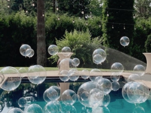 Balão bubble com gás hélio na piscina