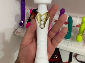 Vibrador tipo varinha mágica, Ideal para massagear e estimular, clitóris, seios e aliviar a tensão.  Estimulador possui 10 modos de vibração nos dois motores.  Não se preocupe com pilhas, pois ele é recarregável, te dando uma maior autonomia de uso.  Produto resistente à água.