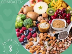 7 ALIMENTOS QUE COMBATEM O CANCER DE PROSTATA
Cenoura. Além de rica em fibras, as cenouras têm precursores de vitamina A que são poderosos
antioxidantes. Além disso, as cenouras são ricas no composto chamado falcarinol. Estudos
demonstram que essa substância ajuda a prevenir diversos tipos de câncer.
Tomates. Esse alimento é rico no componente licopeno, um poderoso antioxidante. Numa
revisão de 21 estudos científicos, pesquisadores encontraram que homens que comem tomate
cru ou cozido têm menos chances de desenvolver câncer de próstata que homens que não
comem tomate com frequência. Brócolis. Um estudo canadense mostrou que homens que
comembrócolis e couve-flor têm menos chance de desenvolver a forma agressiva do câncer de
próstata. Pesquisadores pensam que um composto chamado sulfurofano é responsável por
matar células malignas, preservando as células saudáveis. Romã. Essa fruta, sobretudo o suco
de romã, tem demonstrado ser eficaz na prevenção do câncer de próstata. Estudos indicam que
a romã ajuda a reduzir o aumento do PSA (antígeno prostático específico) e reduz também a
recorrência de aparecimento da doença após primeiro tratamento. Pesquisadores imaginam que
compostos chamados elagitaninos sejam os responsáveis pelo poder benéfico. Leguminosas.
Alimentos como soja, feijão, amendoim e lentilhas são ricos em fitoestrógenos, como a
isoflavona. Esses compostos ajudam a combater células malignas de câncer. Dois trabalhos
científicos de revisão encontraram redução de 30% de risco de desenvolvimento de câncer de
próstata em homens que consumiam soja. Além disso, houve redução de 12% dos níveis de
PSA comparados com pacientes que comeram trigo. Chá verde. Estudos na população asiática,
onde o chá verde é amplamente consumido, mostra que há menor incidência de câncer de
próstata na população masculina. Pesquisadores acreditam que o alto conteúdo de
antioxidantes e polifenois ajuda a combater o aparecimento da doença.
Salmão. O salmão é rico em ômega-3 que ajuda o corpo a lutar contra inflamações e mantem a
saúde do sistema imune. Outras importantes fontes de ômega-3 são sardinhas, atum e grãos.