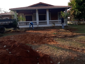 Foto de Navem - Jardinagem e Paisagismo em Santa Bárbara Resort Residence, SP por Solutudo